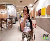Aleshka Markov apronta dentro do McDonalds enquanto come seu lanche e deixa a Neca sair from shemale public masturbation