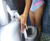 Enorme culo de chica meando en el ba&ntilde;o from bathroom girl big booty piss hidden toilet