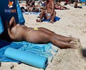 Tomando el sol en topless en la playa para ser observada por otros hombres from topless in public