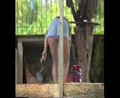 Sula estendendo roupas no quintal de shortinho curtinho from sula nude