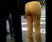 culona pantalon amarillo embarrado from muddy milf