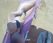 Fetiche por P&eacute;s e tornozeleira, minha hotwife na praia pegando sol com bumbum pra cima de fio dental from butt plug on beach