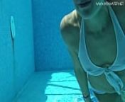 Hot US blondie Lindsey Cruz swims naked in the pool from lindsey ftv natalie austin poolside splits