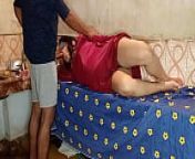 मालिक ने वाइफ सो रहा मौका देख कर किचन मेंनौकरानी की चूत चुदाई किया! साफ हिन्दी आवाज में from tamil house wife sleeping with husbands friends fuck in saree scandal