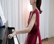 Beautiful lady shows her sexy figure and big boobs. from 钢琴演奏视频美女网红⅕⅘☞tg@ehseo6☚⅕⅘•jpwu