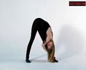 Sofya with big saggy tits does hot gymnastics from ginástica cama com