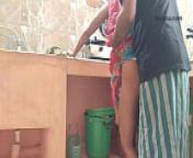 पति काम से पहले सुबह रसोई में पत्नी की चूत चाटता है। from south indian couple first night forced sex