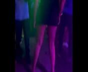 Minha mulher, usando mini saia bem curtinha dan&ccedil;ando em uma balada de Uberl&acirc;ndia e mostrando a bundinha from skirt club