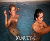 Bruna Ferraz e Marcia Imperator- a gente sepegando na piscina (video completo no RED) from marcia modeling s