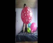 chica juguando con globos from looxen
